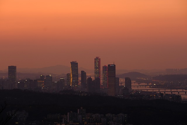 서울 여의도 일대 노을 속 도심 전경. 4대 금융지주 3분기 순이익 전망 자료사진