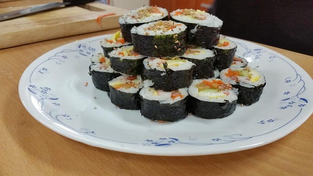 접시에 쌓아 올린 김밥 단면. 편의점 김밥 나트륨 기사 자료사진