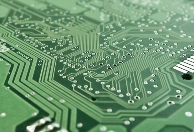 녹색 인쇄회로기판의 회로 패턴 확대. Hacken 3분기 해킹 손실 자료사진