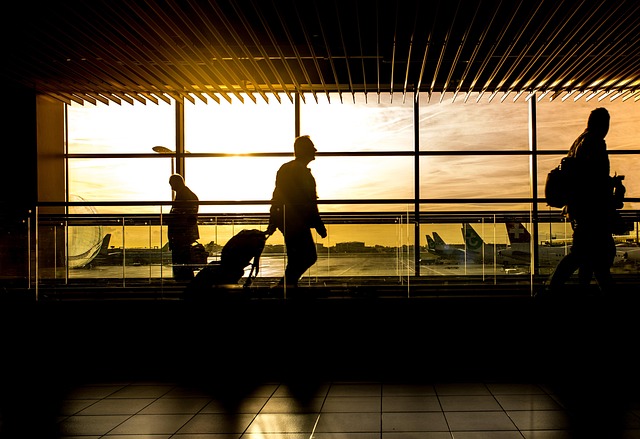 공항 터미널 창가를 걷는 여행객 실루엣. 자료사진