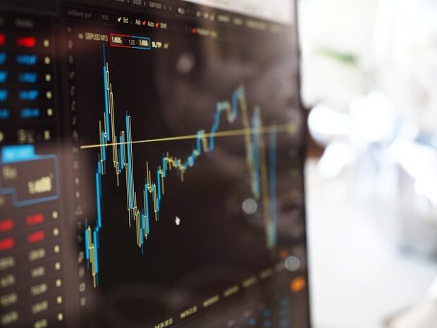 캔들 차트가 떠 있는 거래 화면 모니터. MSCI 비영업 기업 기준 기사 자료사진
