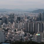 서울 도심 고층 건물과 주거 밀집 지역 전경. 자료사진