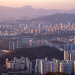 서울 도심 아파트 단지와 산 능선 전경. 자료사진