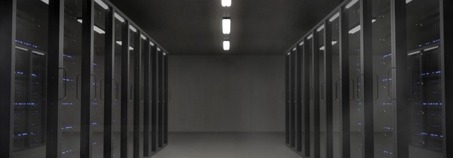 불빛이 켜진 서버 랙이 줄지어 선 데이터센터 복도. 스테이블코인 2조 달러 전망 기사 자료사진