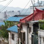 비탈길을 따라 저층 주택이 이어진 주거지 전경. 도심복합사업 기사 자료사진