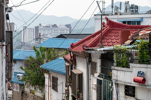 비탈길을 따라 저층 주택이 이어진 주거지 전경. 도심복합사업 기사 자료사진
